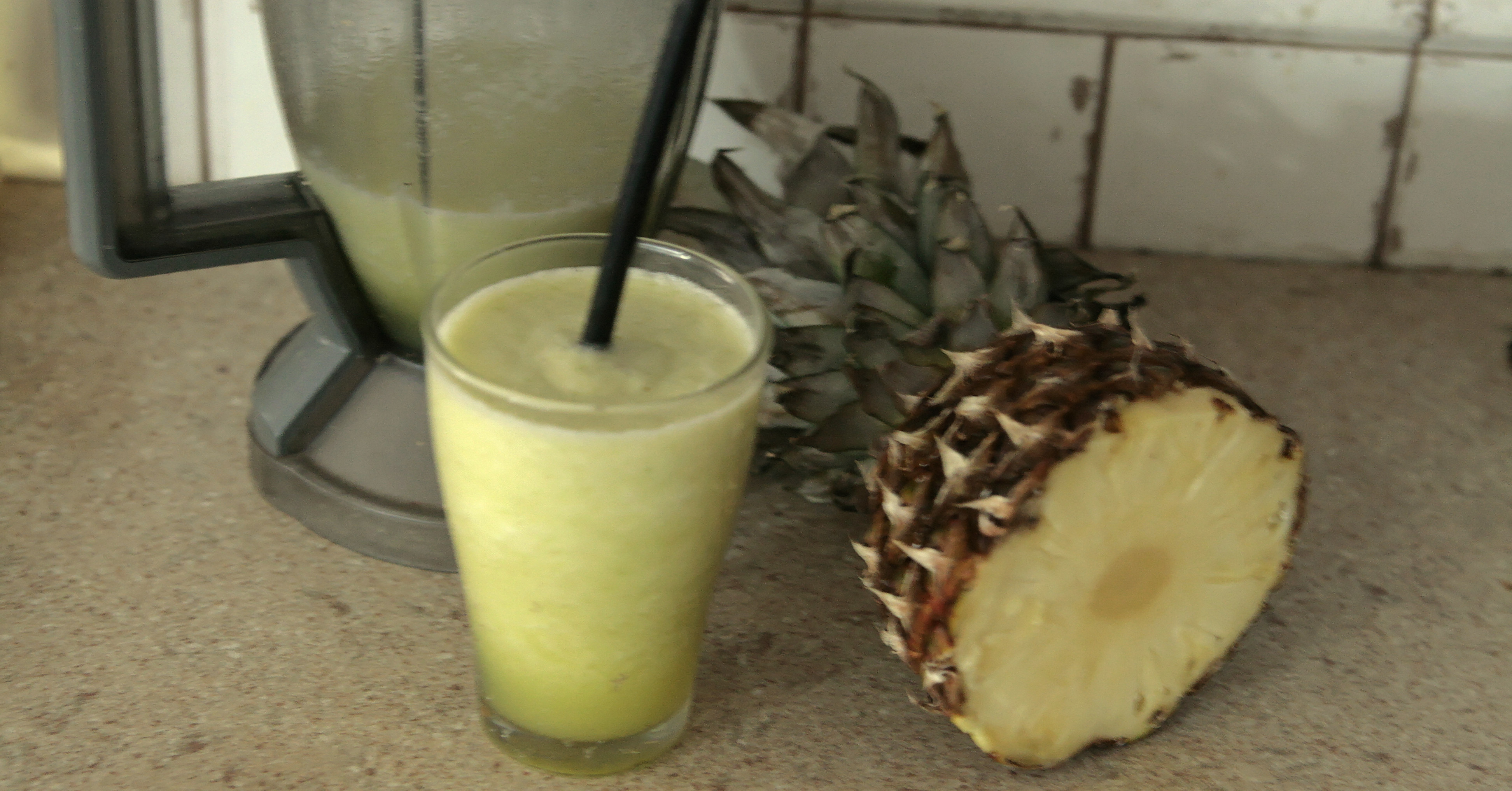 Miksujemy zielone: Smoothie z ananasem i selerem naciowym