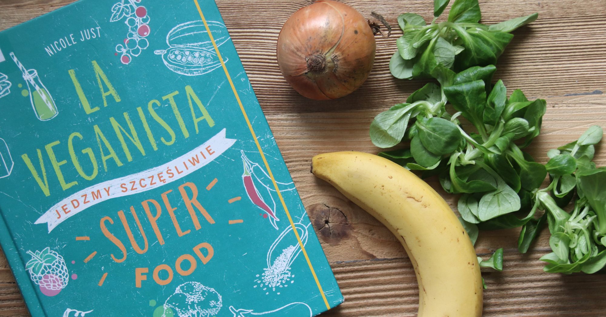 Co to jest „happy food”? Recenzja książki „La Veganista. Jedzmy szczęśliwie” Nicole Just i przepis na kolorowe warzywa z patelni